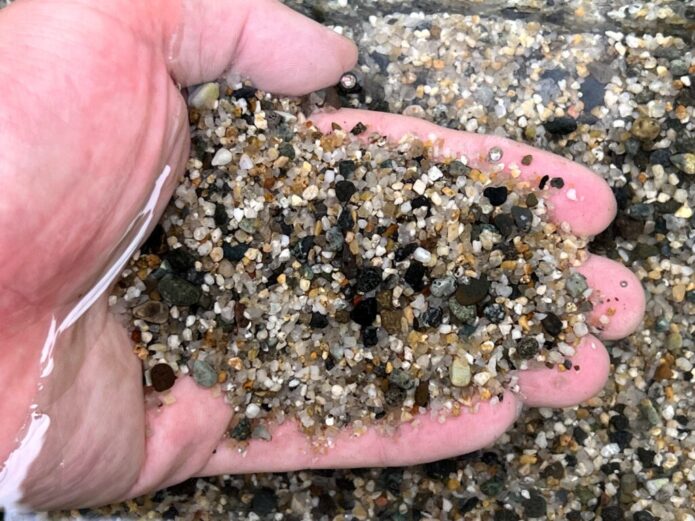 金魚水槽におすすめの底砂6選！砂利・砂・ソイルの選び方と相性